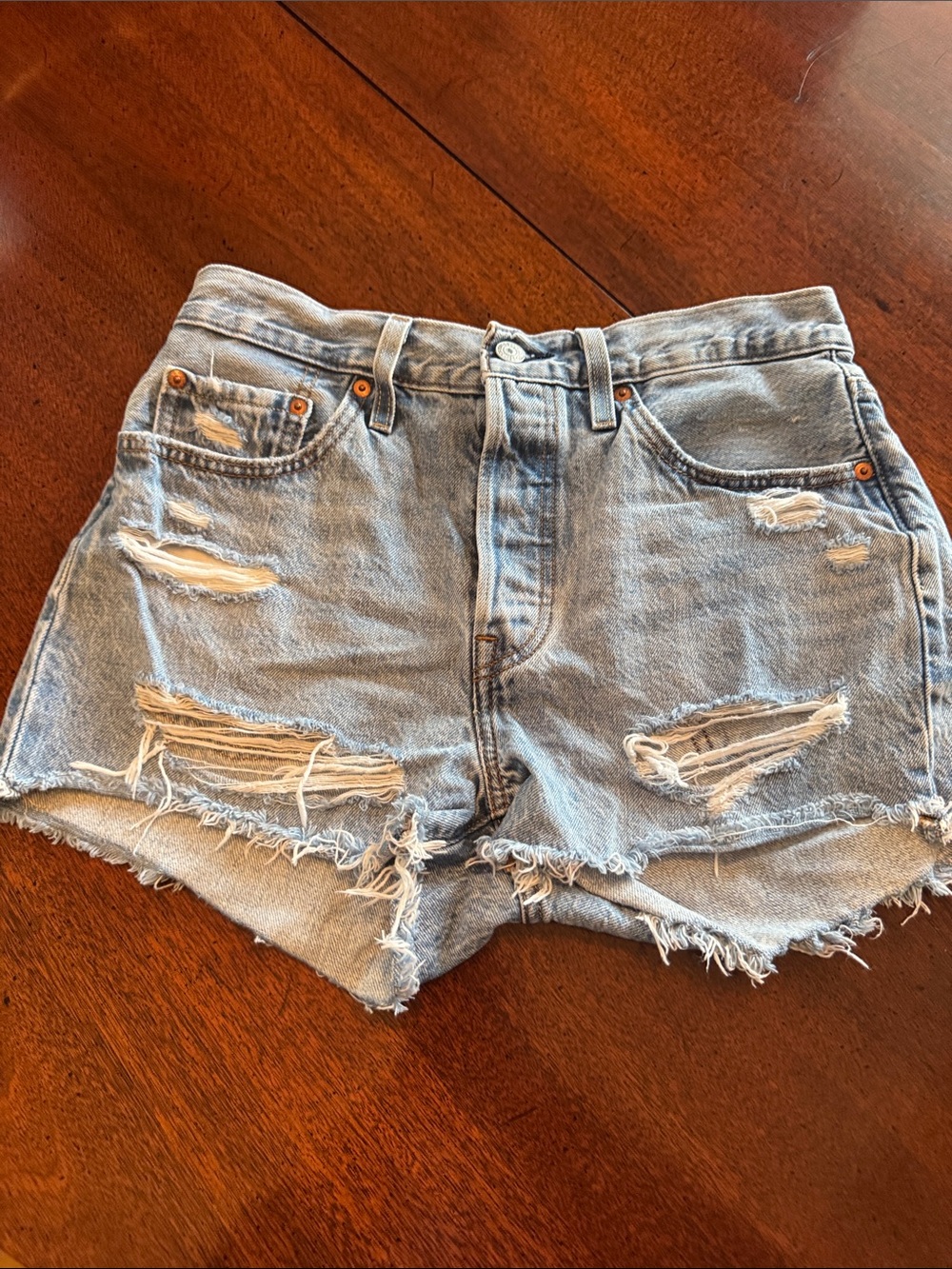 Levi’s distressed cut off shorts light blue W28